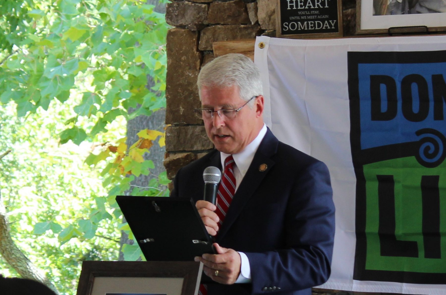 Representative Gunter reading from the resolution.